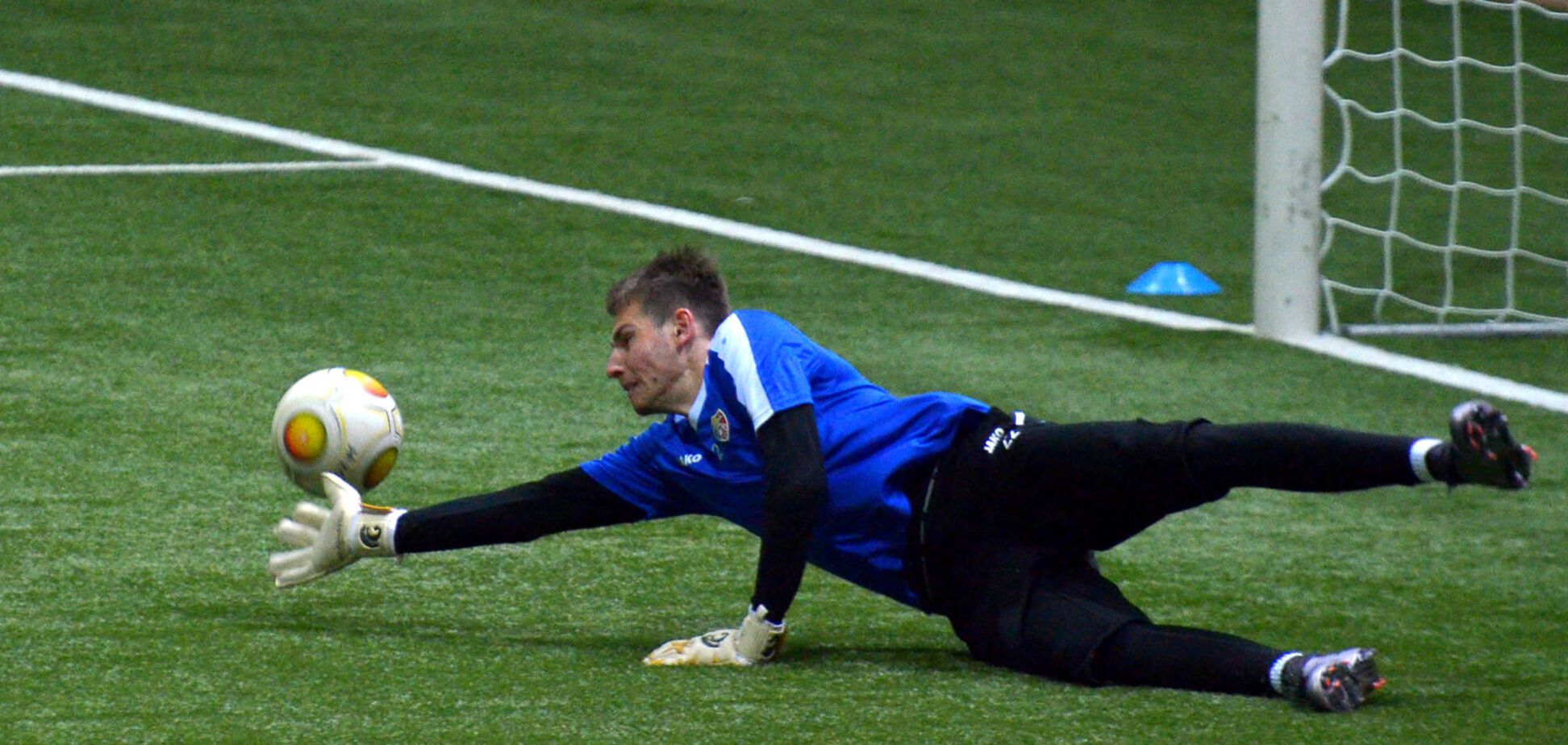 Руки из... Вратарь сборной Молдавии пропустил самый позорный гол сезона - видеофакт