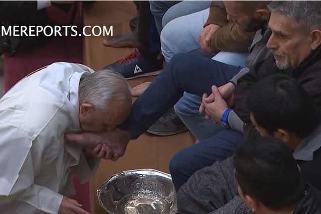 Папа Франциск омив ноги 12 ув'язненим