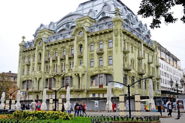 В Одессе рейдеры-радикалы захватили историческую гостиницу 'Большая Московская'