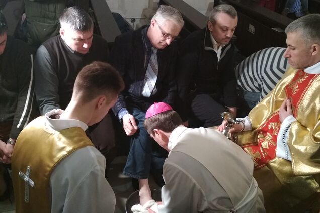 У київському костелі єпископ здійснив обряд обмивання ніг