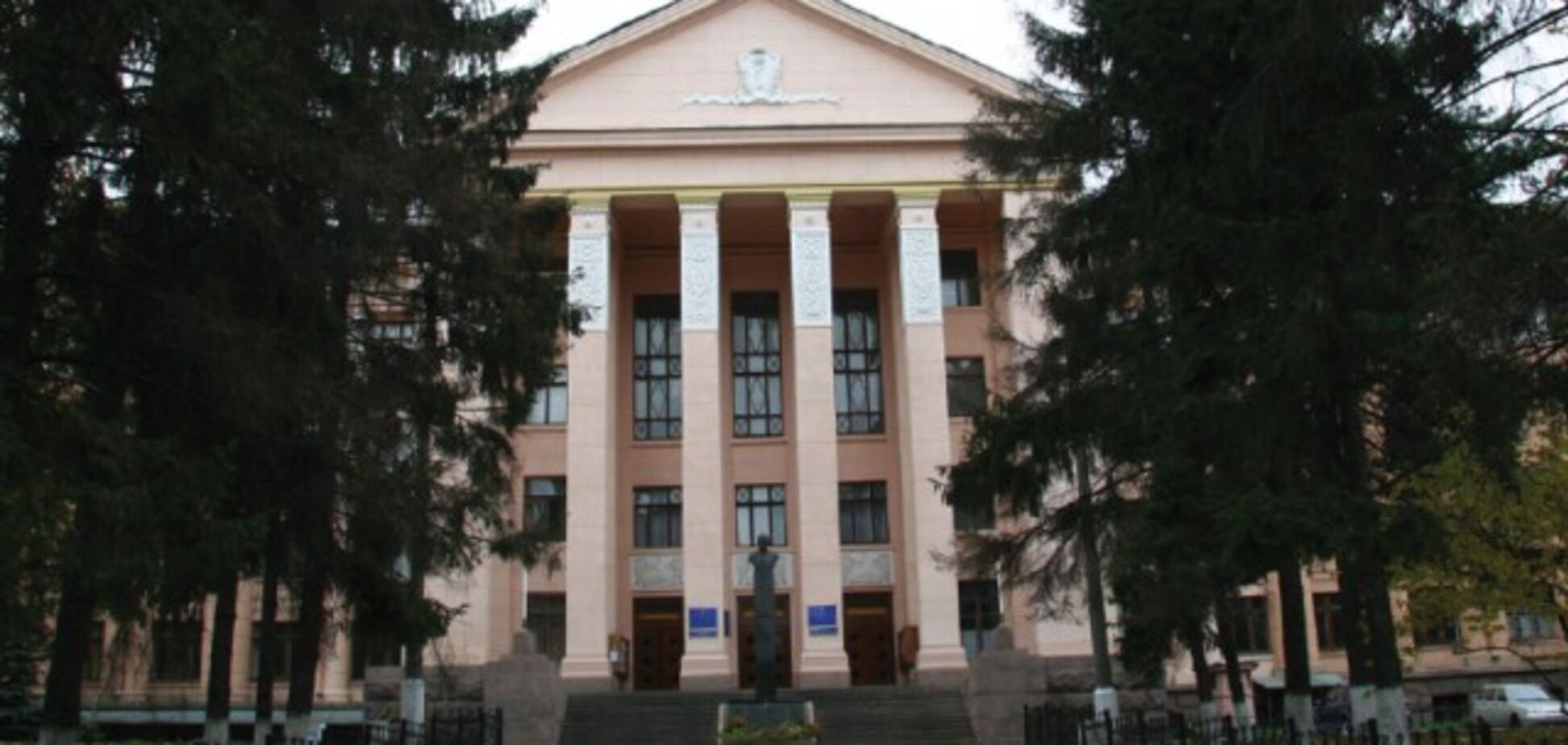 НМУ ім. Богомольця звернувся до Гройсмана з проханням припинити переслідування Амосової