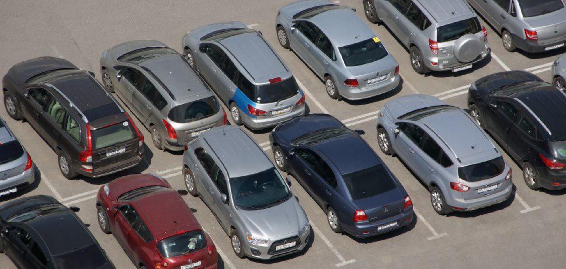 В Украине хотят запретить парковки во дворе жилых домов: названа причина