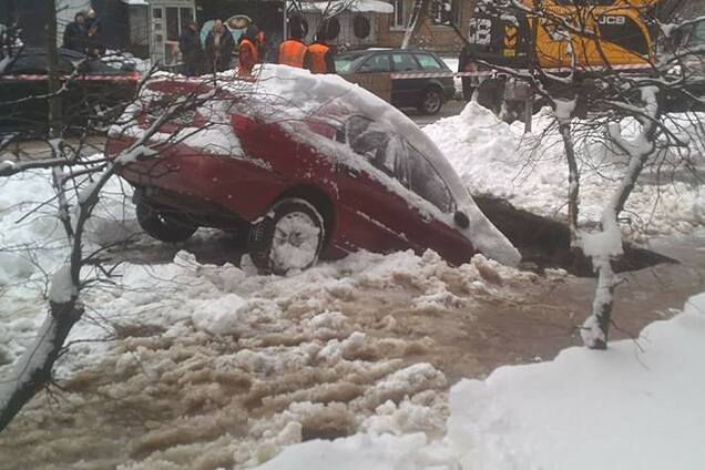 У Києві посеред дороги прорвало трубу, авто пішло під землю