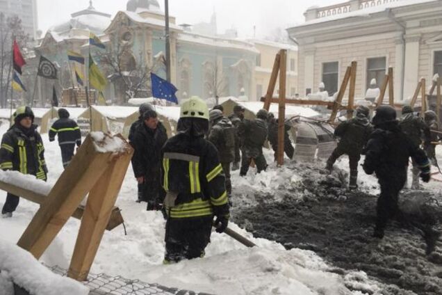 'Киев отчистили от гнидника': в сети вызвал ажиотаж снос палаток под Радой