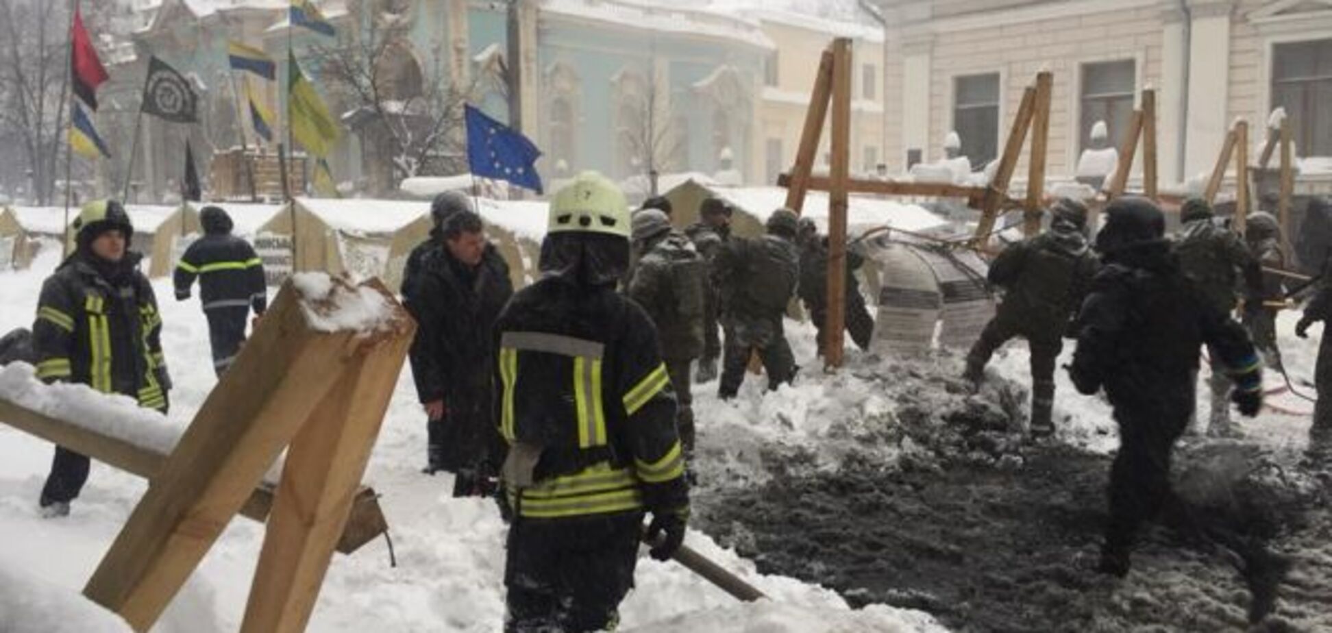 'Київ очистили від гнидника': в мережі викликало ажіотаж знесення наметів під Радою