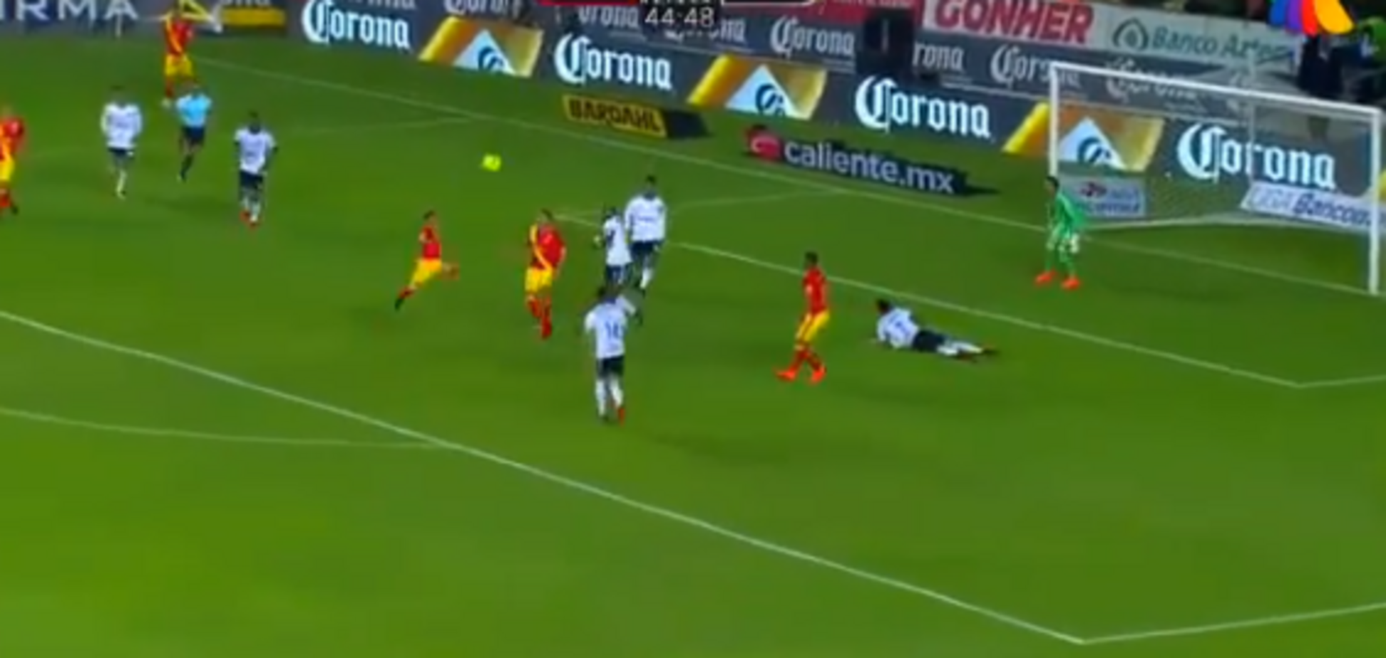 Футболіст забив феноменальний переможний гол 'ножицями', змусивши кричати коментатора