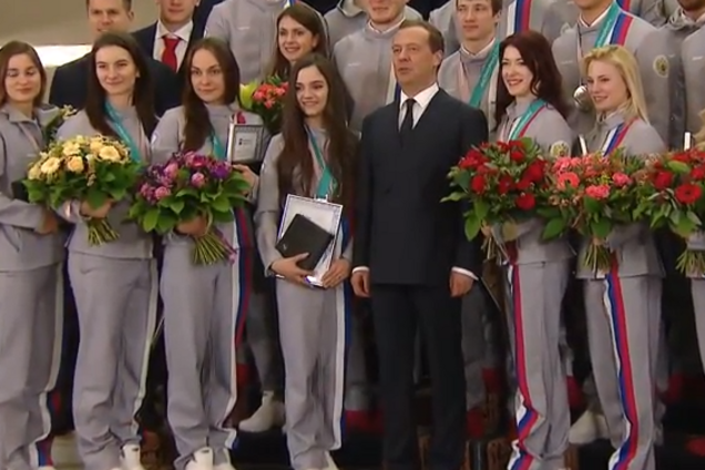 Медведев оконфузился, вручая награды российским олимпийцам