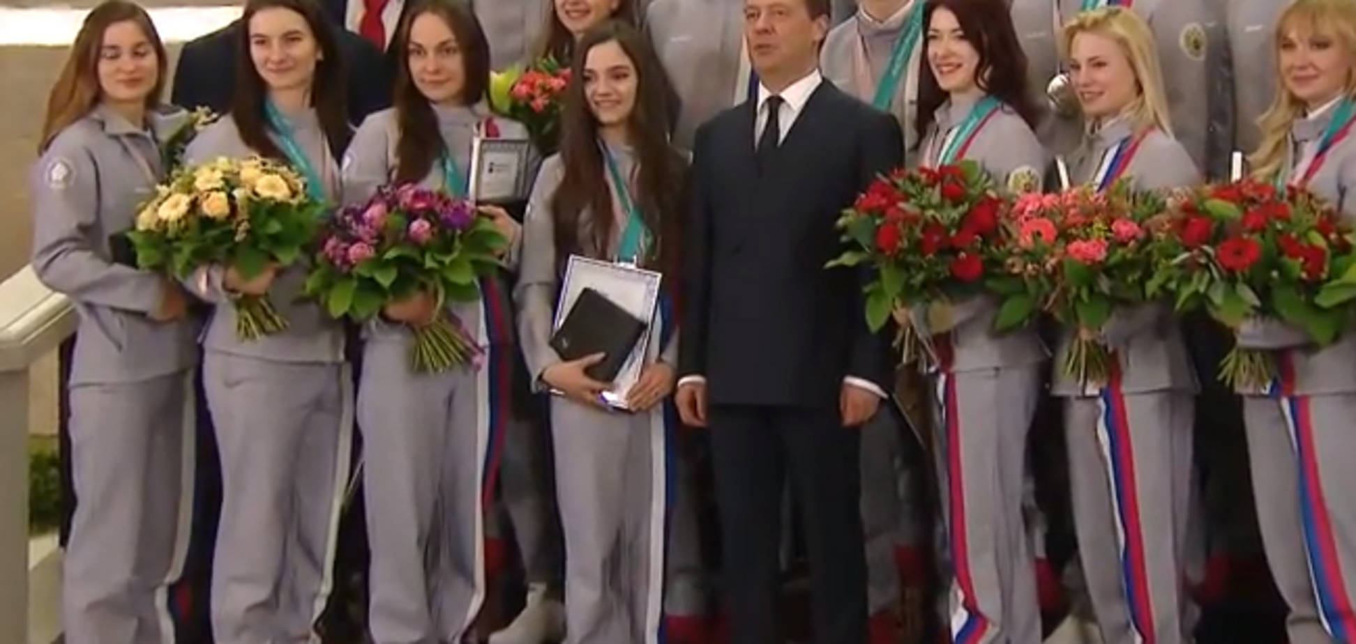 Медведєв осоромився, вручаючи нагороди російським олімпійцям