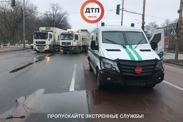 У Києві інкасатори потрапили в жорстке ДТП з фурою