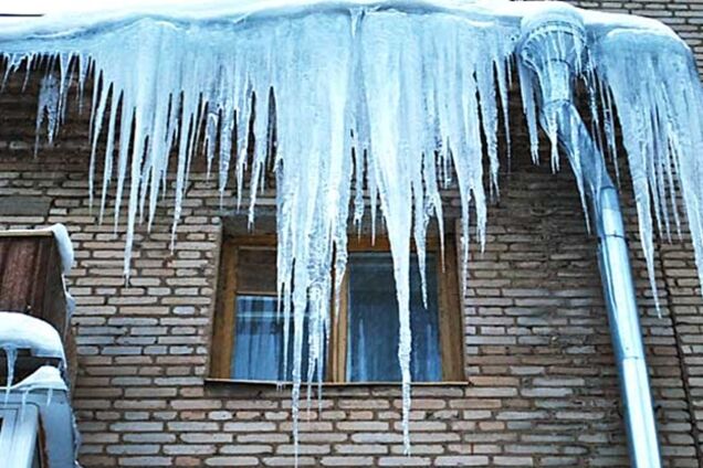 Угрожающий ледопад в Киеве: стало известно о первой 'жертве'