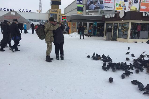 Волонтер показал прощание бойца с любимой