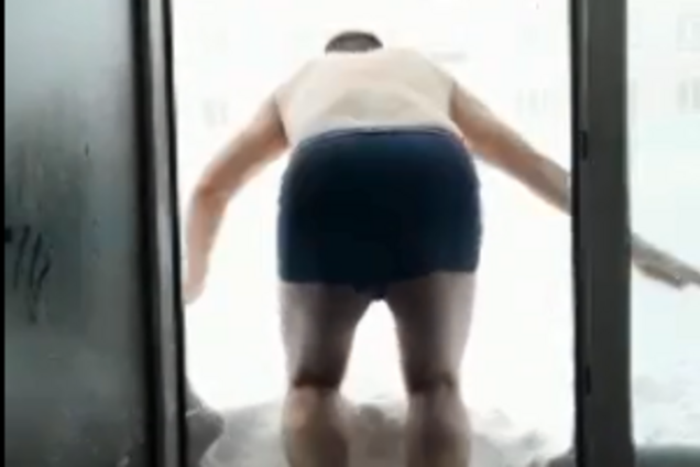 Відкрив вікно - пірнув у кучугуру: з'явилося кумедне відео із заваленої снігом Росії
