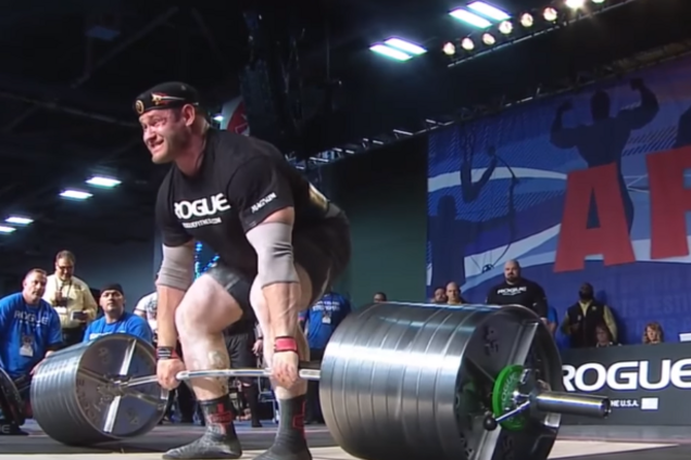 Российский пауэрлифтер начал истекать кровью во время поднятия 426-килограммовой штанги: опубликовано видео