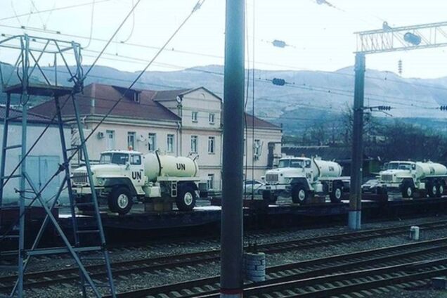 Россия стягивает на границу с Украиной технику с символикой миротворцев ООН
