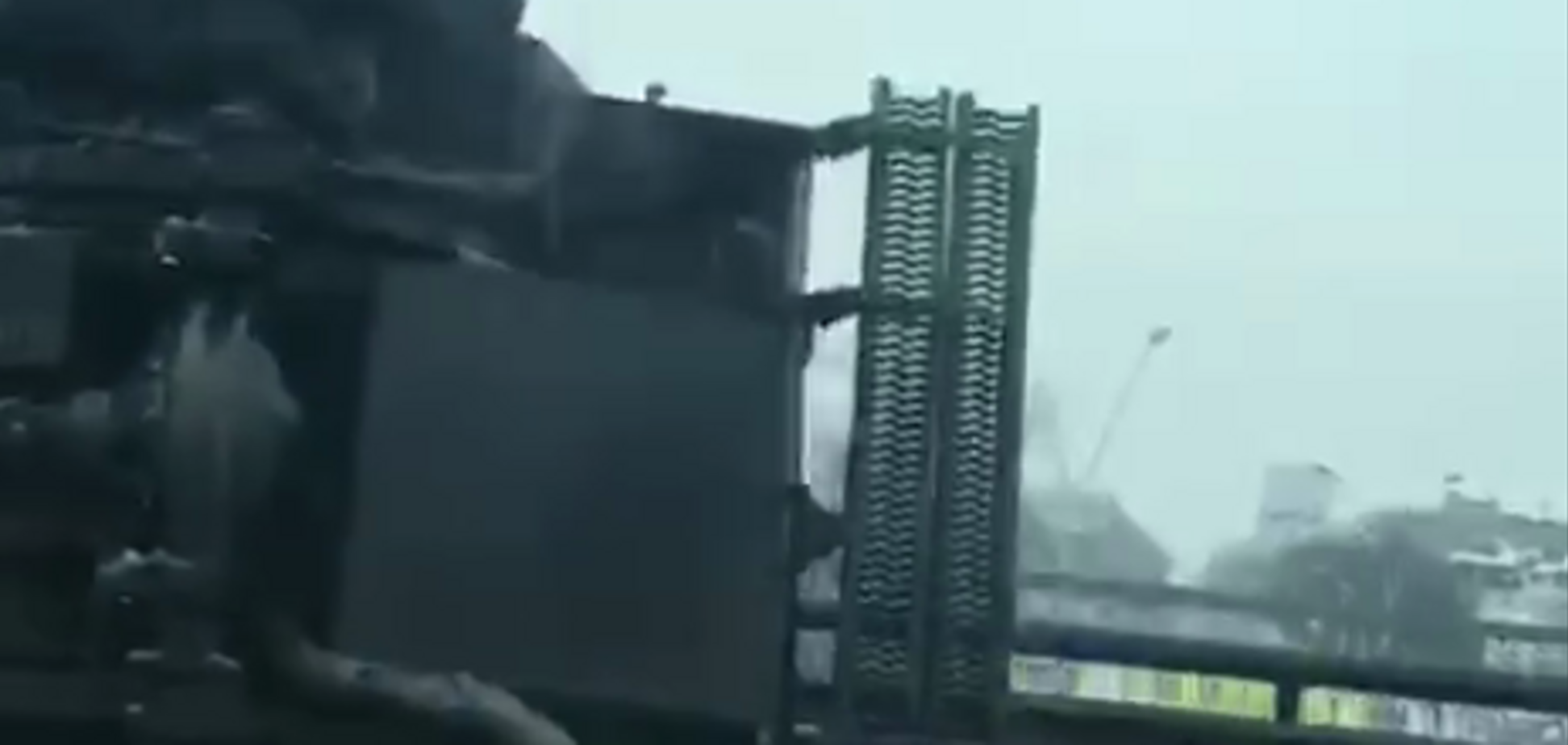 У Києві на мосту перекинувся військовий 'Кугуар': опубліковано відео