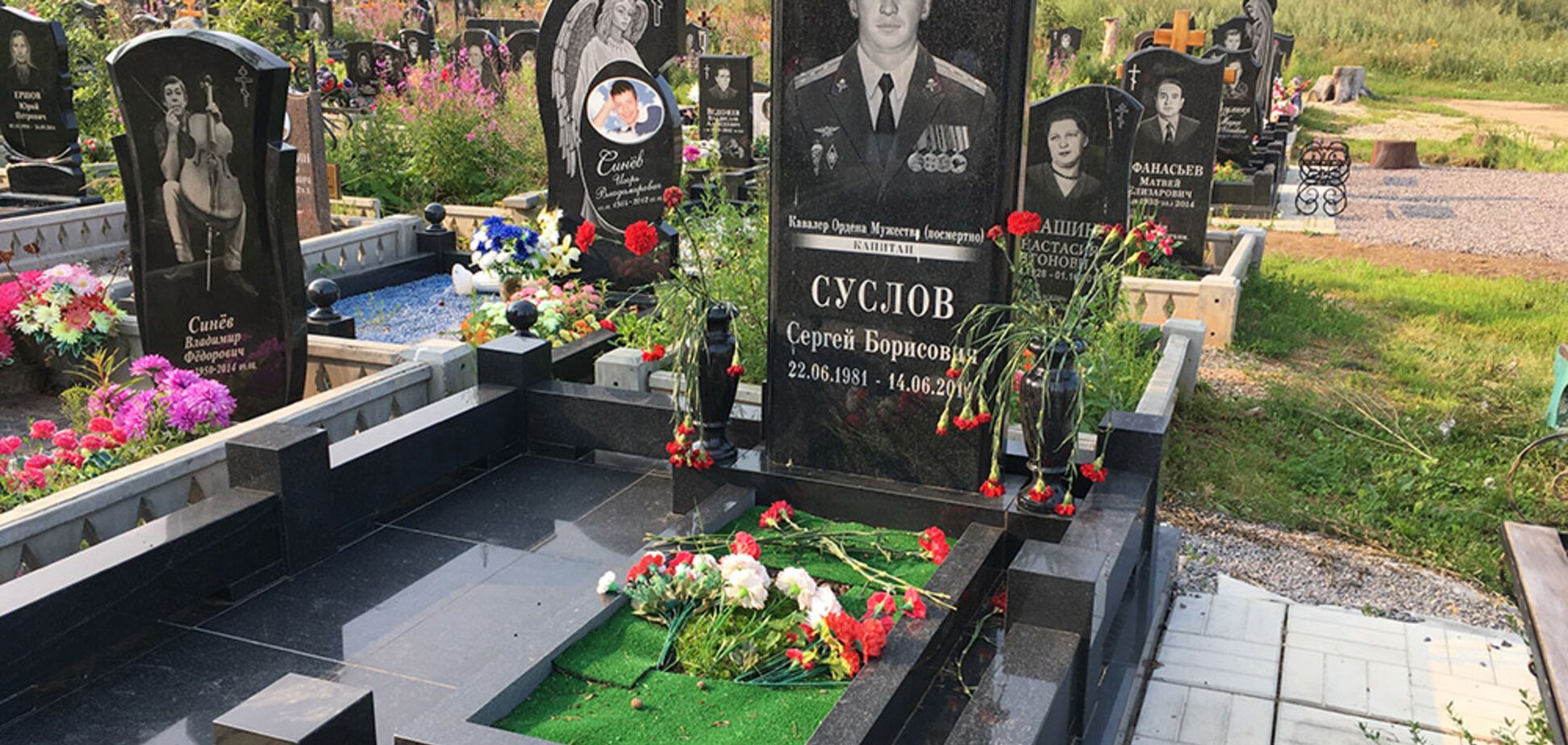 Дали орден за вбивства: знайшлося фото могили одного з терористів 'Л/ДНР' у Росії