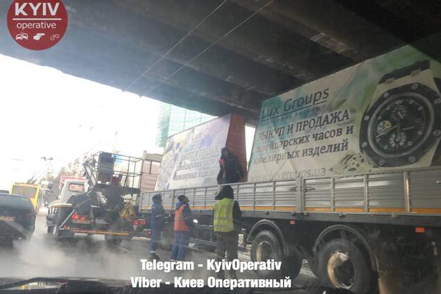 Подпорка для моста: в Киеве грузовик застрял под путепроводом