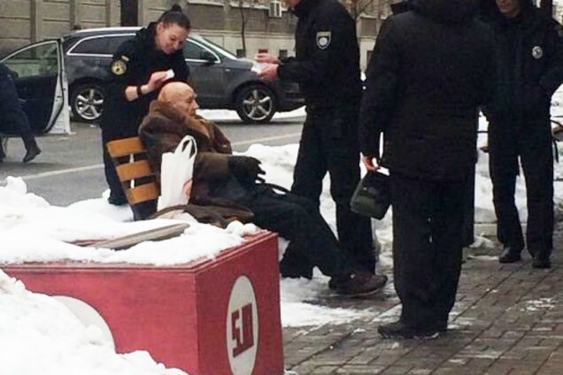 Авто полиции из кортежа Порошенко сбило человека: что известно о пострадавшем