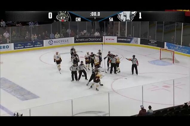 Російський хокеїст побив одноклубника в США: відео бійки