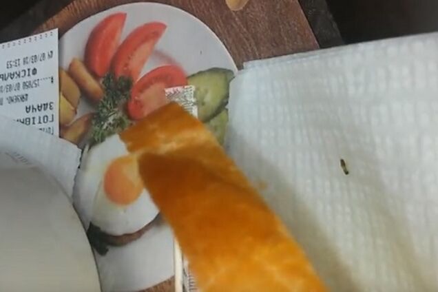 Чем кормят в известном ресторане: киевлянин показал жуткую находку