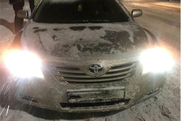 Пырнули ножом и угнали авто: в Киеве произошло зверское нападение на таксиста