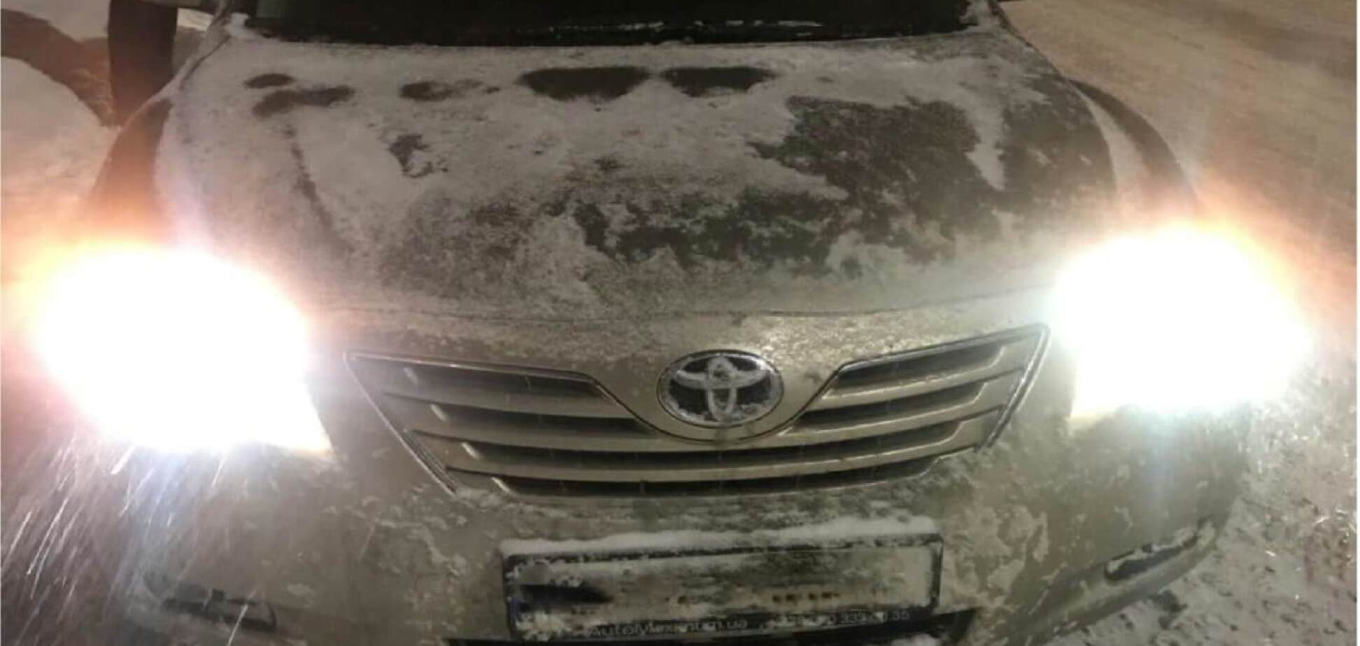 Штрикнули ножем і викрали авто: в Києві стався напад на таксиста