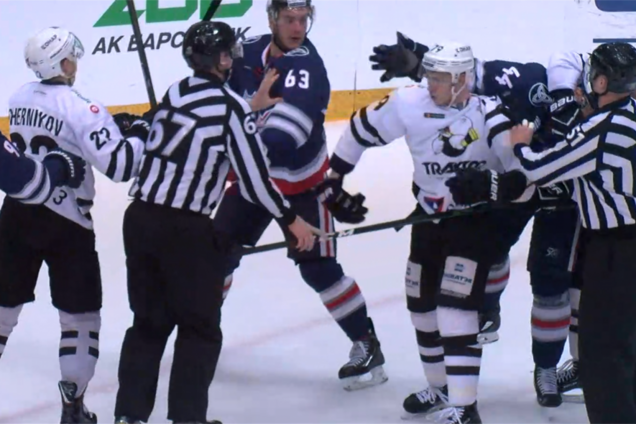 Российского хоккеиста двумя ударами отправили в нокаут во время матча: видео драки