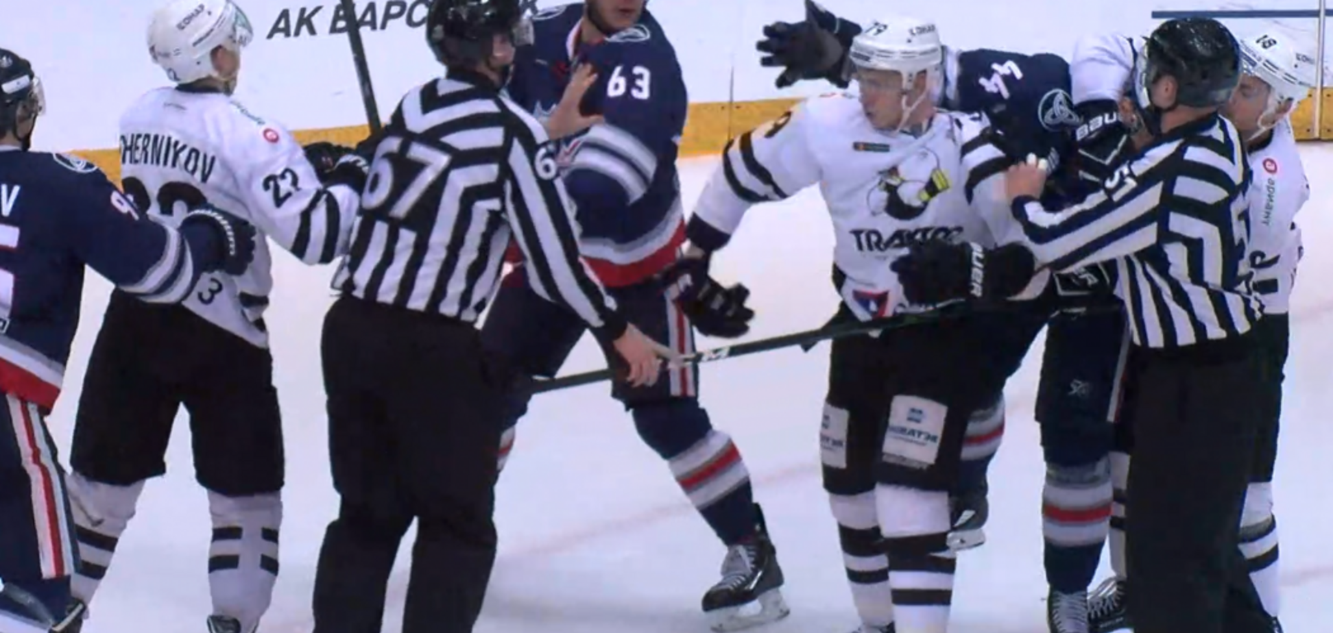 Російського хокеїста двома ударами відправили в нокаут під час матчу: відео бійки