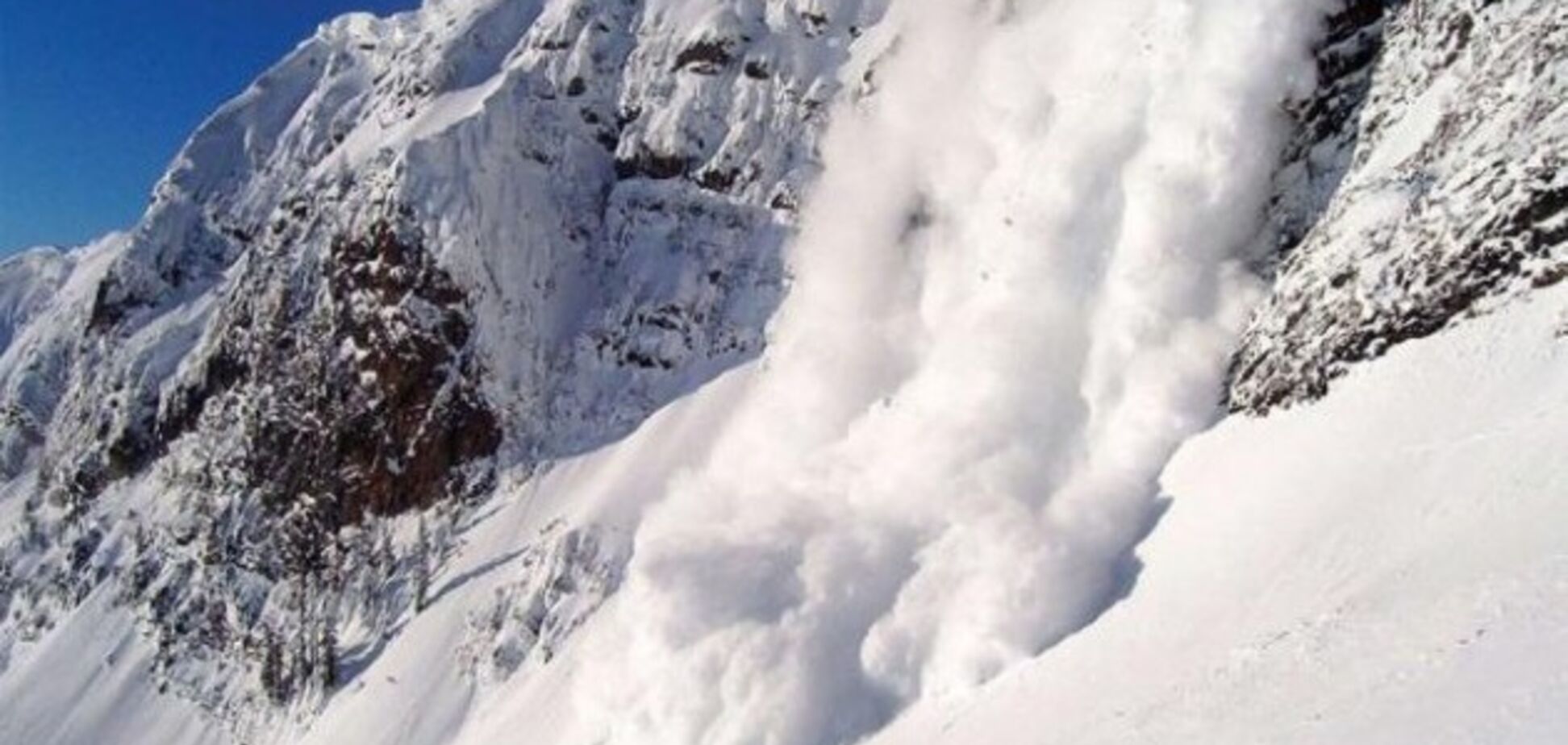 Сноубордист снял на видео, как его накрыла чудовищная лавина