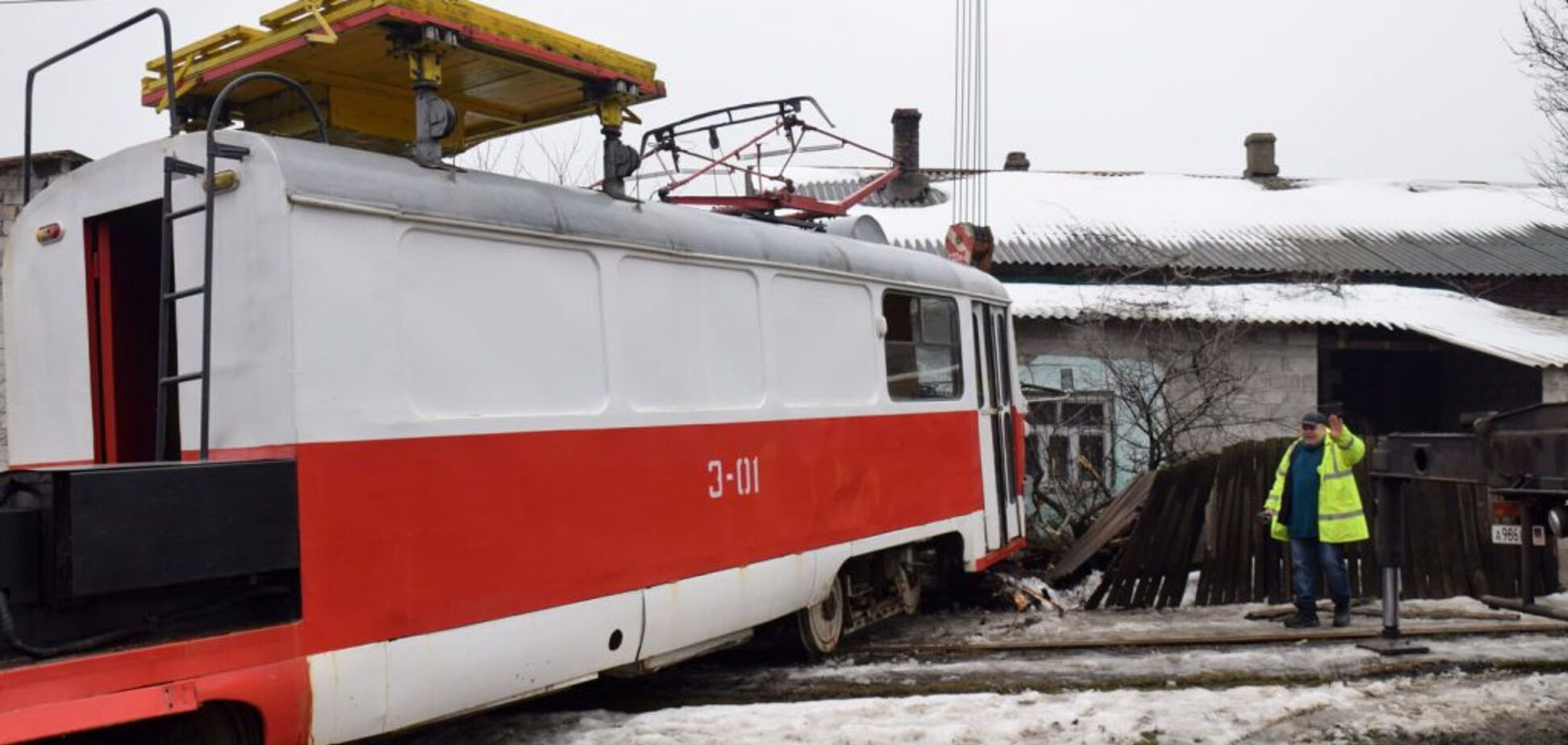 В Донецке трамвай протаранил жилой дом: опубликованы фото