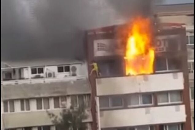 Пожежа в турецькому готелі: моторошне падіння жінок потрапило на відео