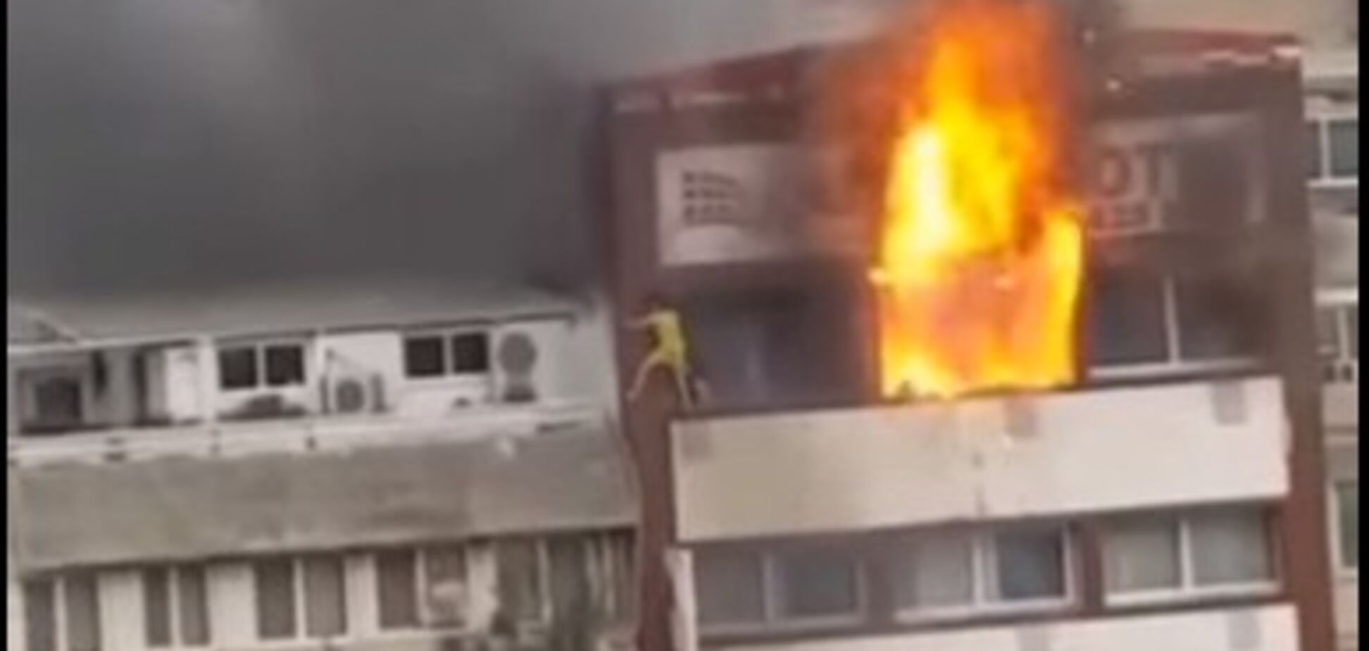 Пожежа в турецькому готелі: моторошне падіння жінок потрапило на відео