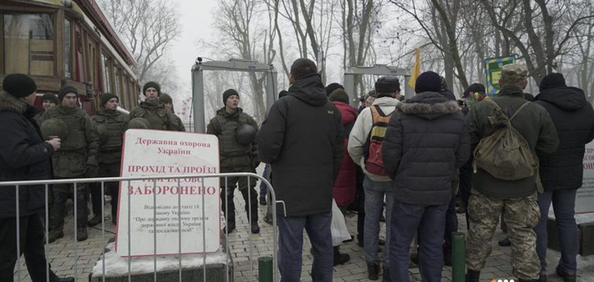 У Києві протестувальники прорвалися до пам'ятника Шевченку перед приїздом Порошенка