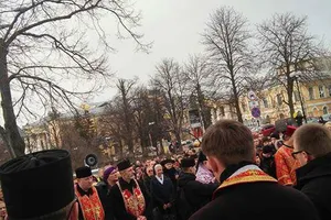 В центре Киева устроили крестный ход: фото и видео