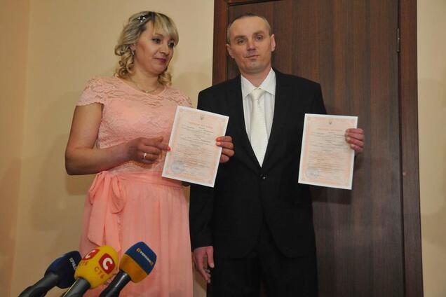 Пожизненно осужденный убийца женился в Харькове: фото и видео уникальной свадьбы