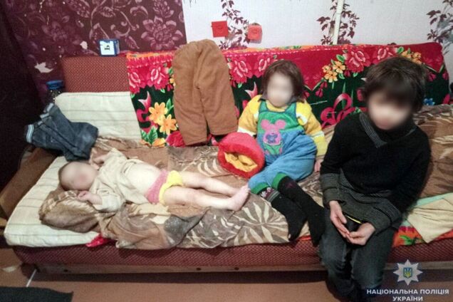 'Звали на помощь от голода': в Мариуполе горе-мать закрыла в квартире детей на трое суток
