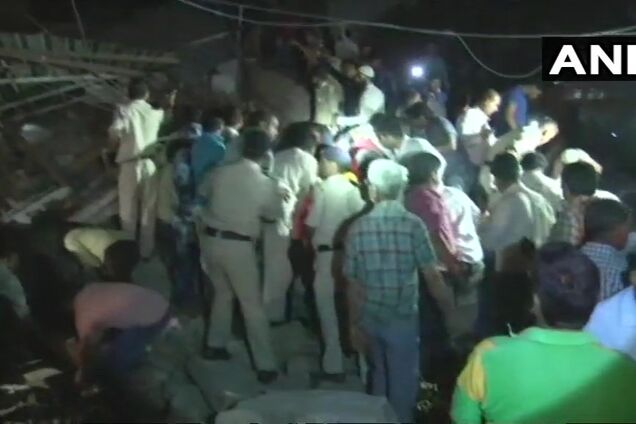 В Індії обвалився готель: під завалами десятки людей