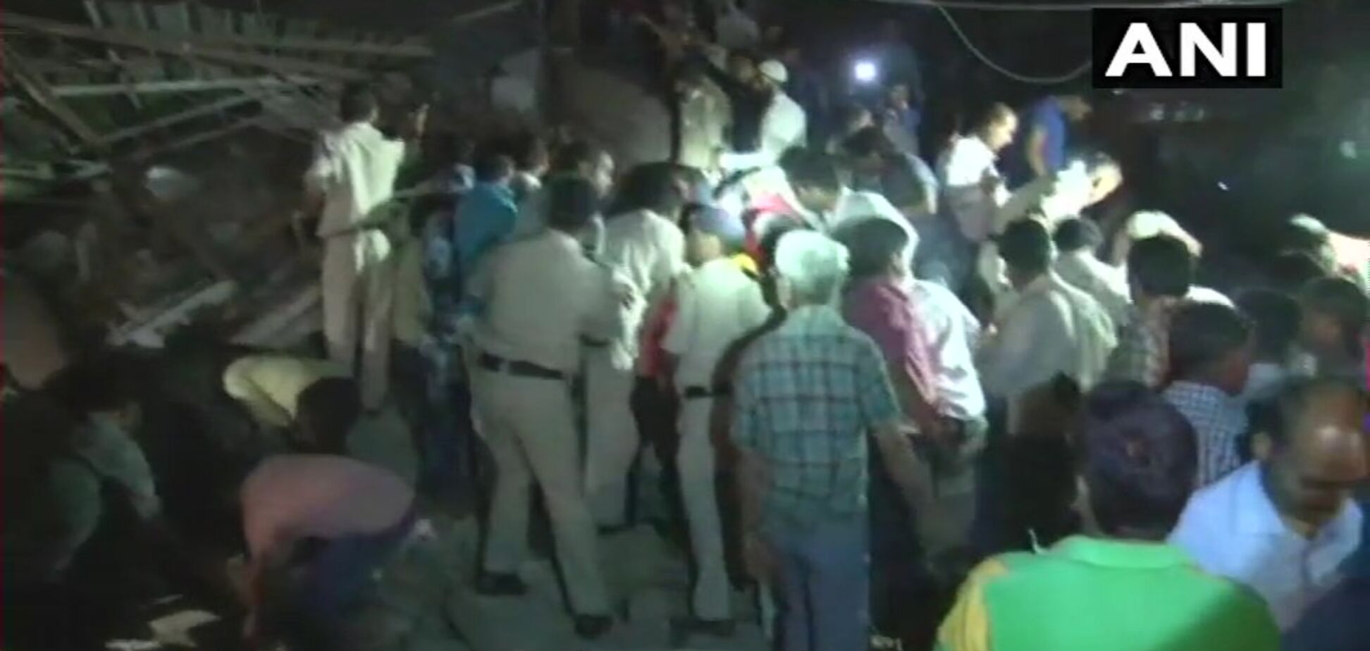 В Индии рухнул отель: под завалами десятки людей