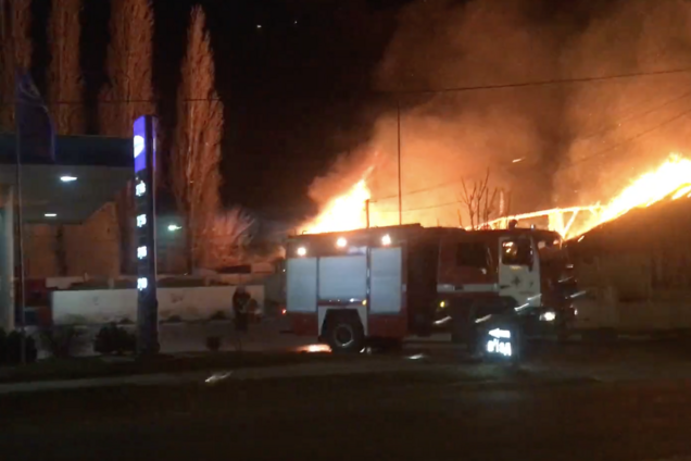 З'явилося відео великої пожежі біля АЗС в Одесі