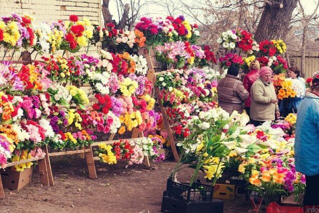'Це як відкуп': українців закликали відмовитися від штучних квітів на поминках