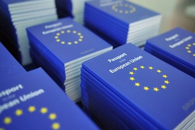 Сколько украинцев получили паспорт ЕС в 2016 году: инфографика