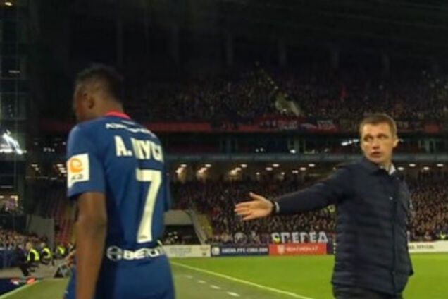 Главный тренер ЦСКА покрыл футболиста пятиэтажным матом во время матча: опубликовано видео