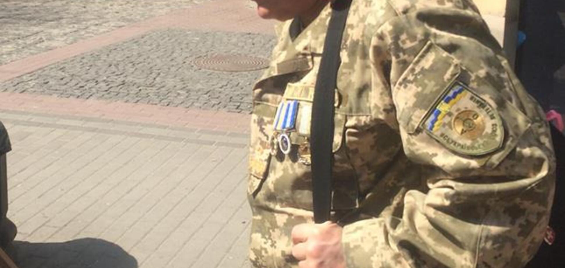 Зі слабкими нервами не дивитися: українців обурив ряджений 'ветеран' АТО