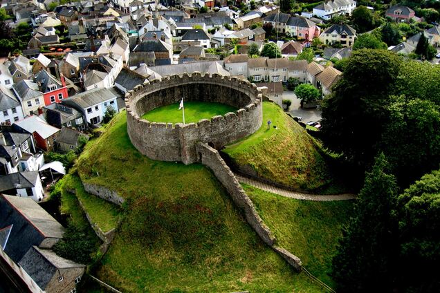Дівчина випадково зняла на фото привидів старовинного замку