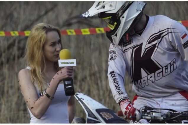 Мотогонщик несподівано познущався над ведучою в ефірі