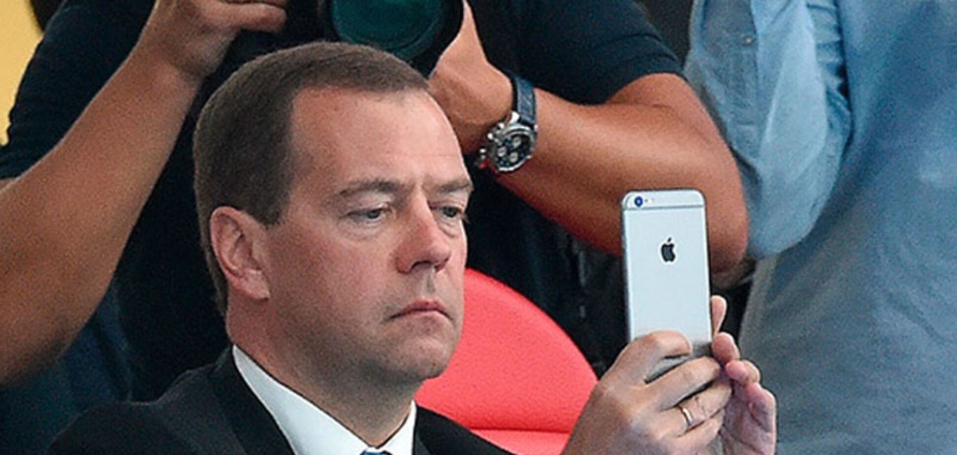 Пожиратель iPhone: Медведева высмеяли за торговую 'войну' с США