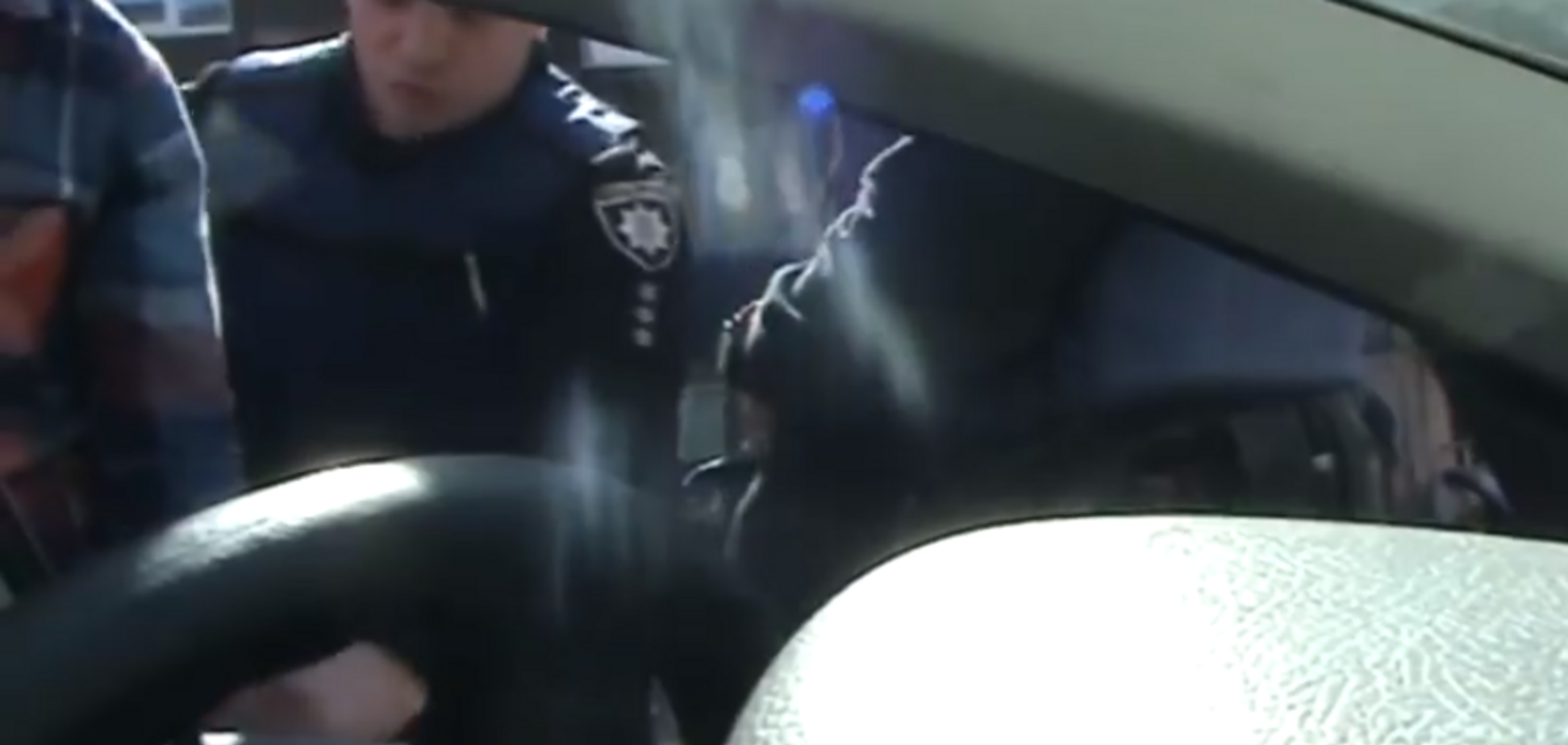 'Камеру тобі в ж*пу засуну!' У Маріуполі поліцейський накинувся на водія