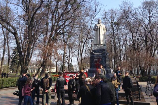 В ход пошел газ: в Киеве радикалы устроили беспорядки у памятника Ватутина. Фото и видео