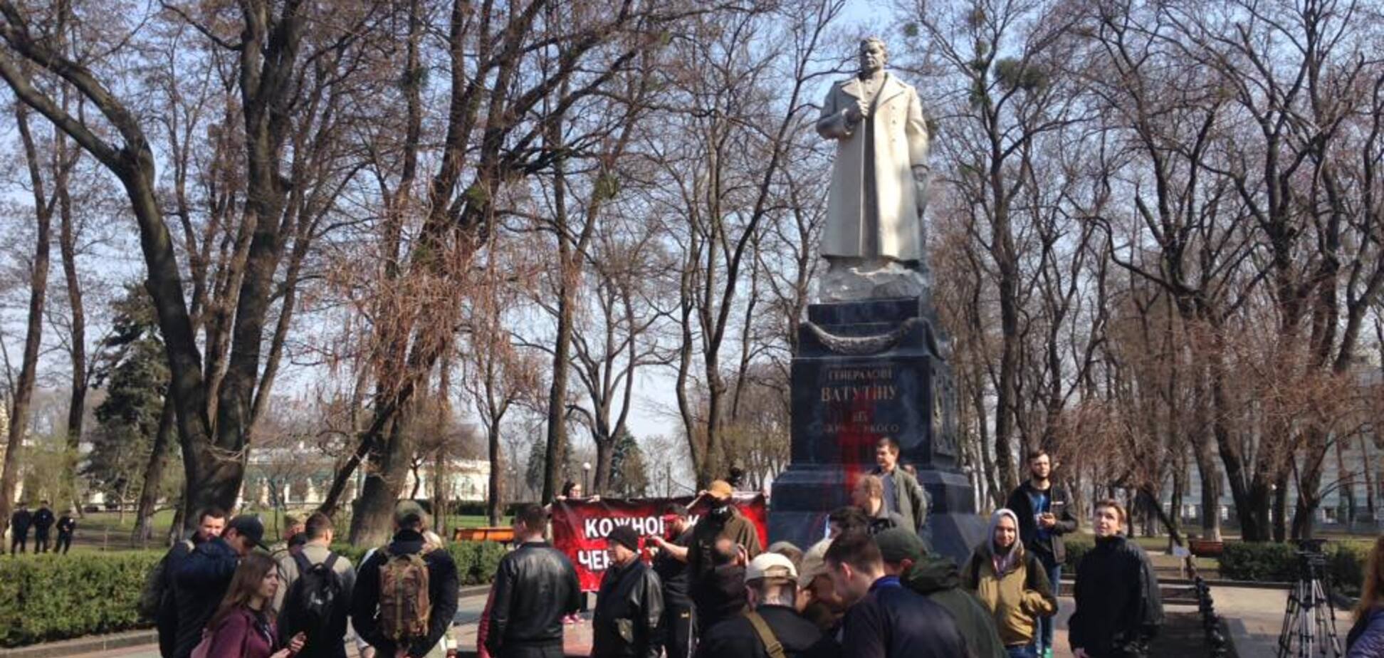 У хід пішов газ: в Києві радикали влаштували безлади біля пам'ятника Ватутіна. Фото і відео