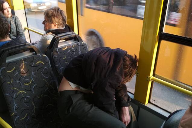 'А якщо він помре?' У Сумах шокували ставленням до пасажира в тролейбусі